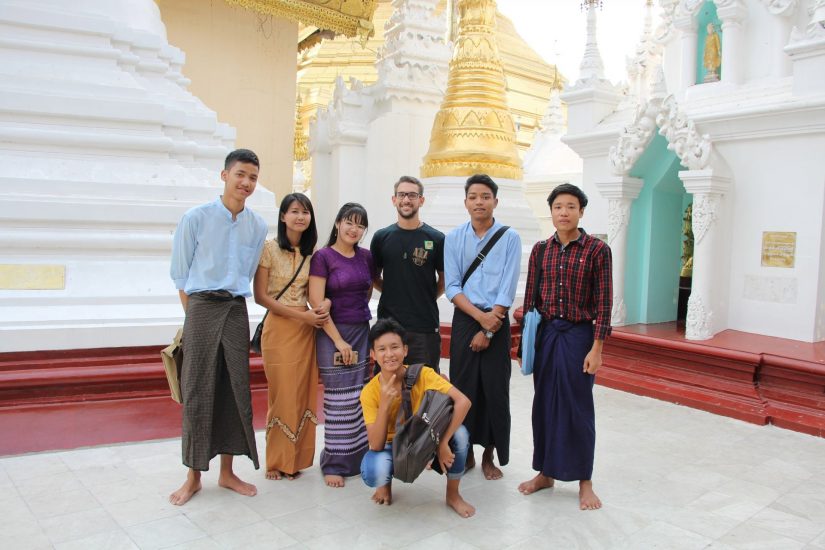 Eine Gruppe junger Burmesen am Englisch lernen mit uns